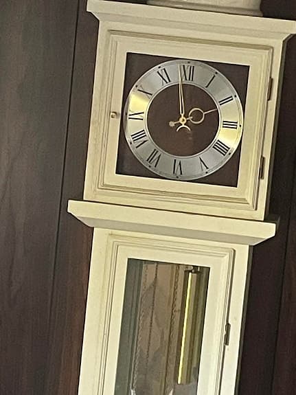 Väggklocka pendyl trä ljus