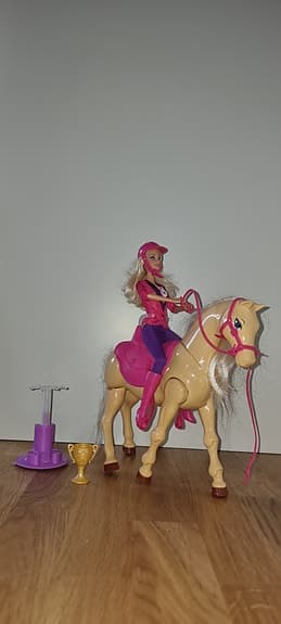 Barbiedocka med häst som kan gå
