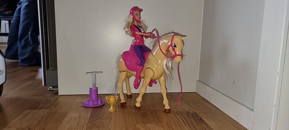 Barbiedocka med häst som kan gå