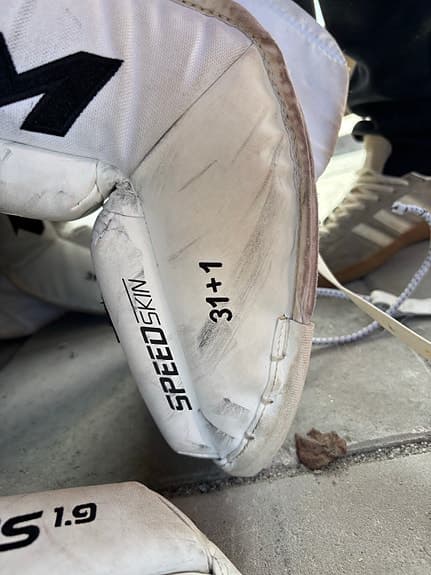 CCM  målvaktsbenskydd 31+1 vit