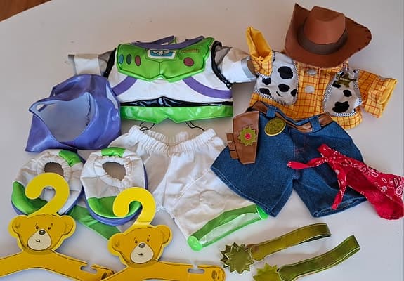 2 st Build-A-Bear nalle, flera outfits