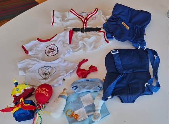 2 st Build-A-Bear nalle, flera outfits