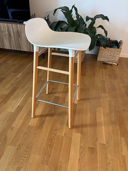 Normann Copenhagen barstol vit trä