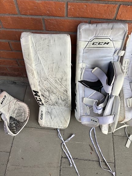 CCM axis 1.9 målvaktsbenskydd 33+1 vit