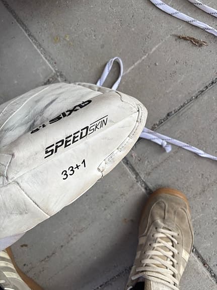 CCM axis 1.9 målvaktsbenskydd 33+1 vit