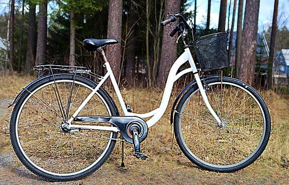 Hel vit SVALAN damcykel med 28 tum hjul och 3 växlar