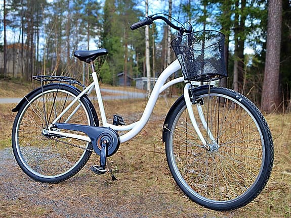 Hel vit SVALAN damcykel med 28 tum hjul och 3 växlar