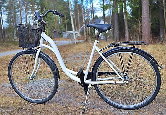 Hel vit SVALAN damcykel med 28 tum hjul och 3 växlar