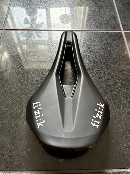 Fizik Argo Vento R5 140 mm cykelsadel svart
