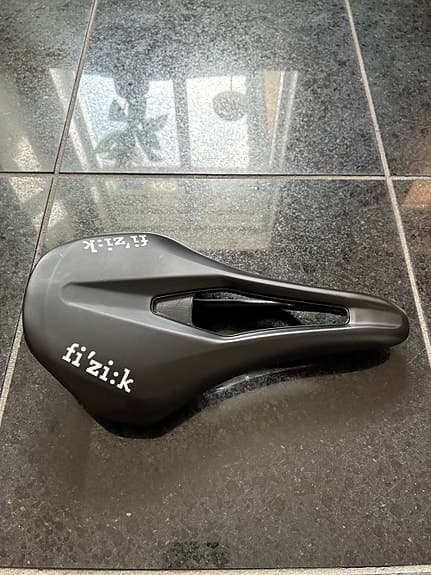 Fizik Argo Vento R5 140 mm cykelsadel svart