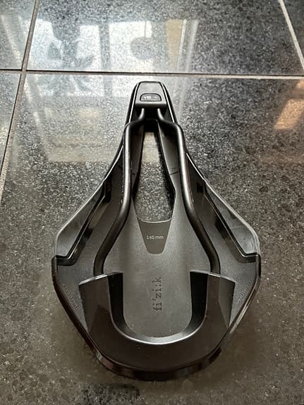 Fizik Argo Vento R5 140 mm cykelsadel svart