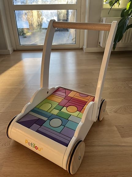 Gåvagn med klossar från Petilou