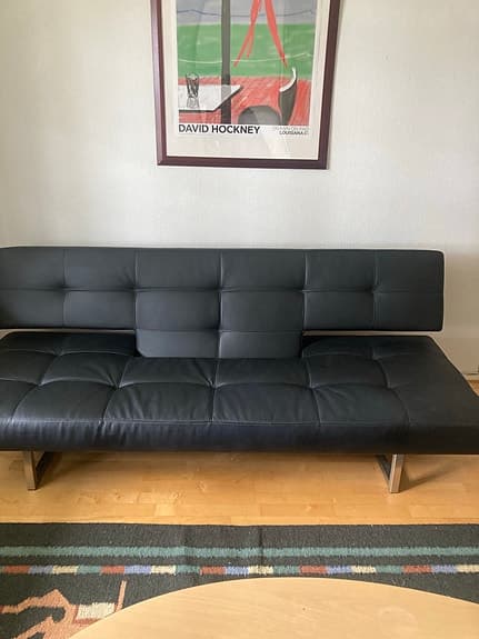 Designad bäddsoffa i svart konstläder 200x115 cm