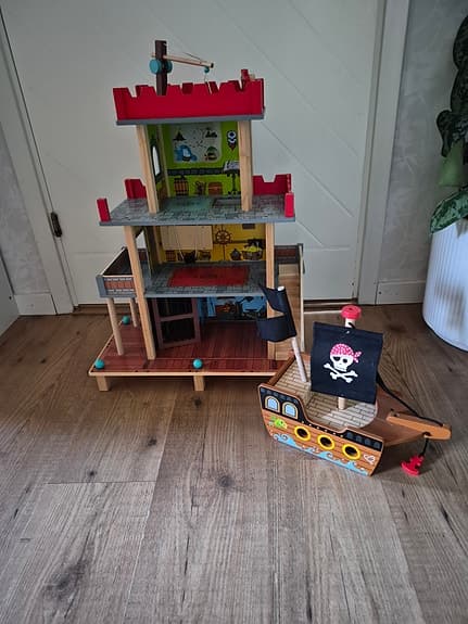 Piratborg i trä med piratskepp
