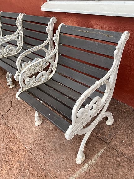 Trädgårdsbänkar gjutjärn med träribbor