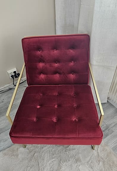 Indy fåtölj i röd sammet med gulfgärgad ram