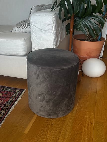 Grå sittpuff/pall med förvaring