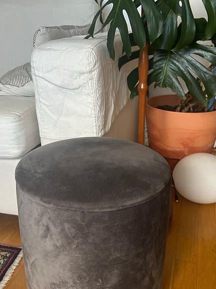 Grå sittpuff/pall med förvaring