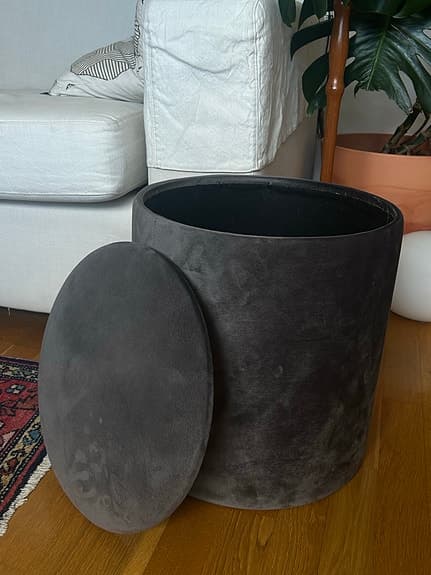 Grå sittpuff/pall med förvaring