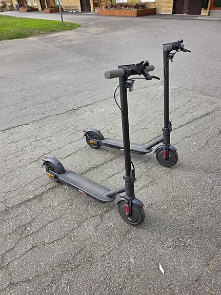 Svart elsparkcykel