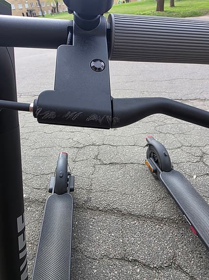 Svart elsparkcykel