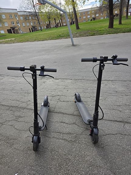 Svart elsparkcykel