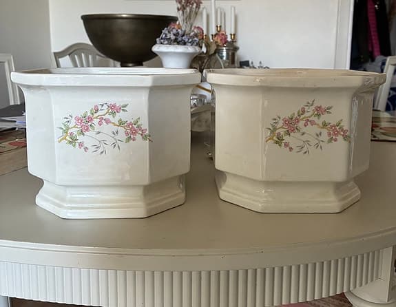Blomkrukor i keramik med blommönster