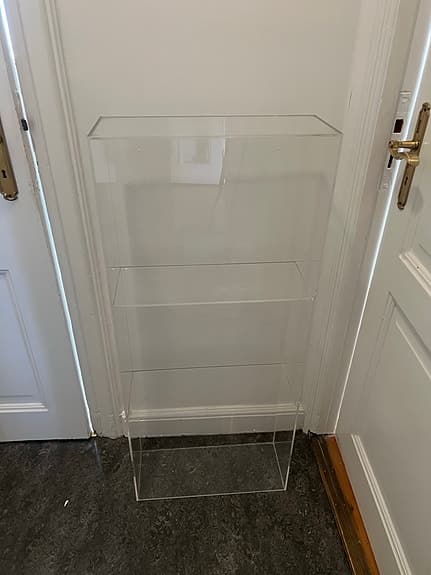Genomskinlig vitrinhylla i plexiglas