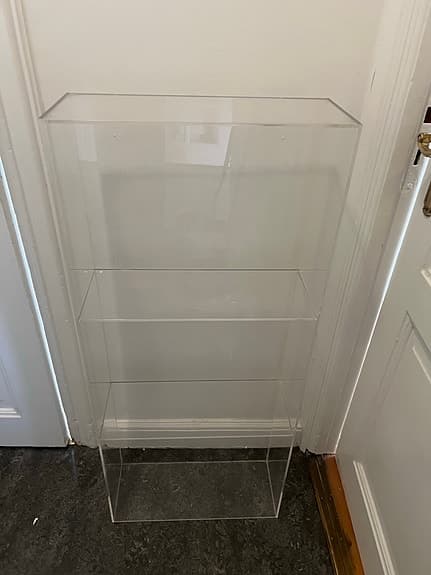 Genomskinlig vitrinhylla i plexiglas