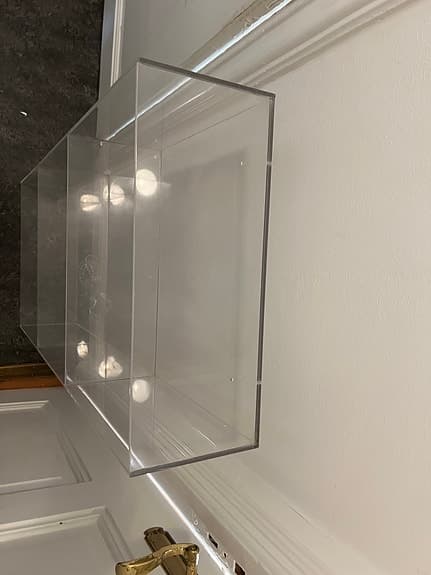 Genomskinlig vitrinhylla i plexiglas