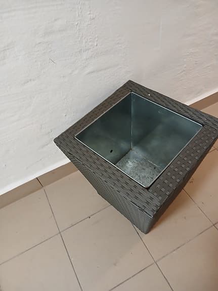 4 stycken mörkgrå konstrotting krukor med innerkruka