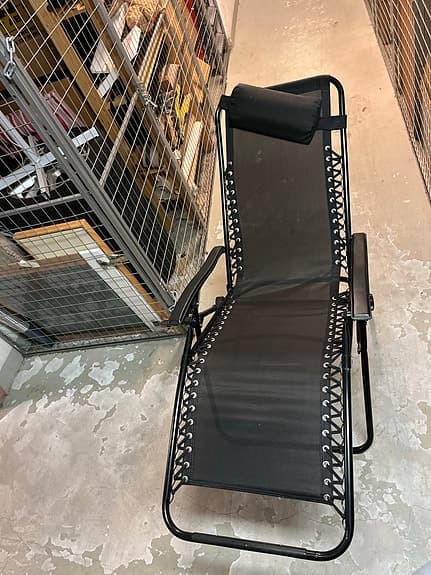 Svart solstol/relaxstol med ställbar rygg