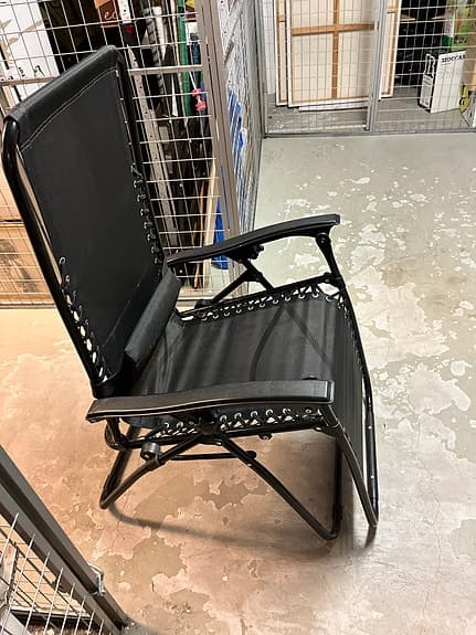 Svart solstol/relaxstol med ställbar rygg