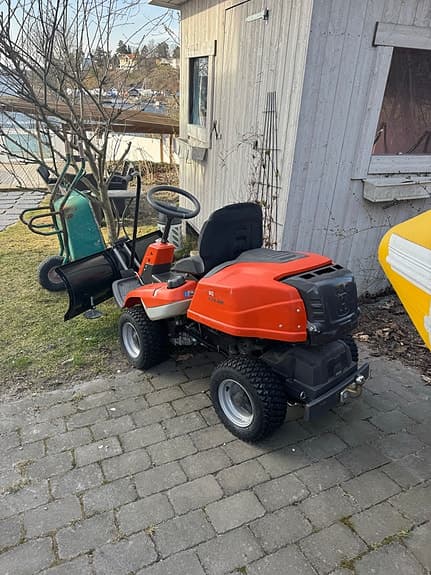 Husqvarna åkgräsklippare med snöblad orange