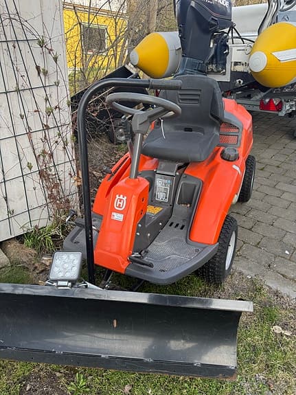 Husqvarna åkgräsklippare med snöblad orange