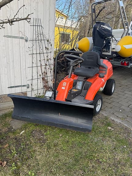 Husqvarna åkgräsklippare med snöblad orange