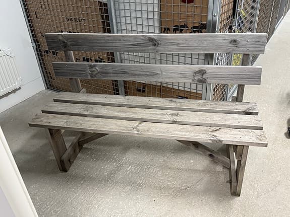 Träbänk för uteplats eller balkong