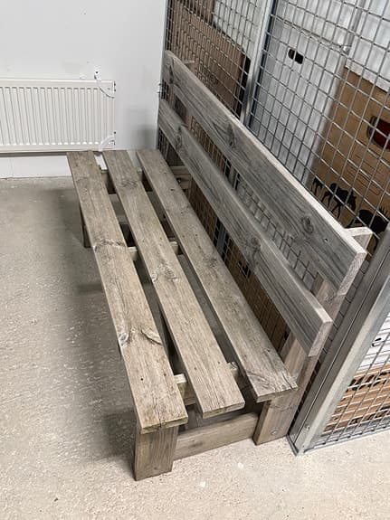 Träbänk för uteplats eller balkong