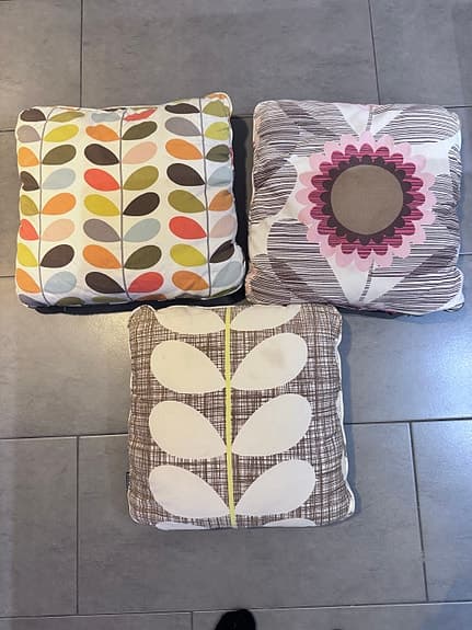 prydnadskuddar med mönstrade fodral