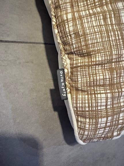 prydnadskuddar med mönstrade fodral