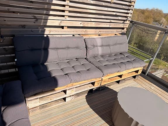 Stor loungegrupp i EU-pallar – komplett med dynor (vinterförvarade)