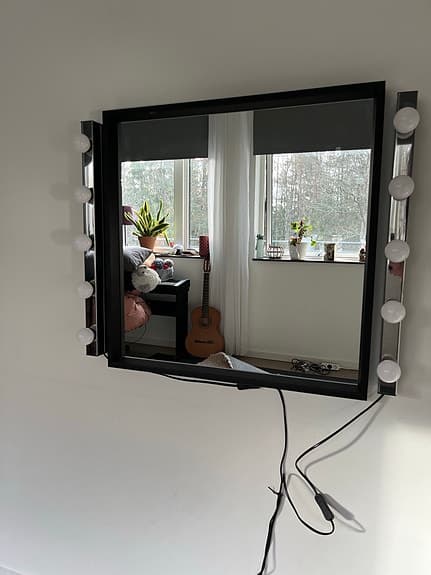IKEA sminkspegel med lampor