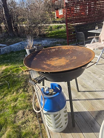 Stekhäll med gasolbrännare och klotgrill