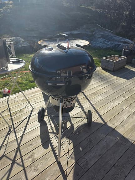 Stekhäll med gasolbrännare och klotgrill