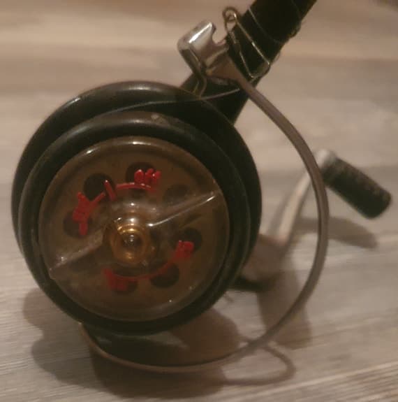 "SPINETTE" Fiskespinnrulle fr 50 talet svart spole m transparant lock. SAMLARE!