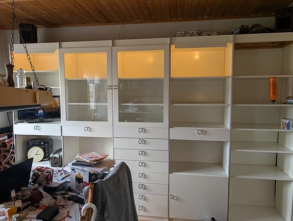 IKEA vit förvaringsvägg med vitrindelar och lådor