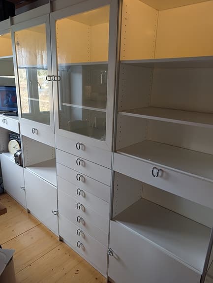 IKEA vit förvaringsvägg med vitrindelar och lådor