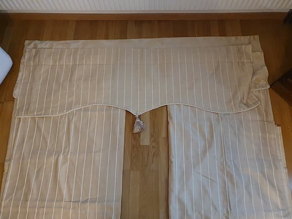 gardinlängder beige med 2st  mönstrade kappor