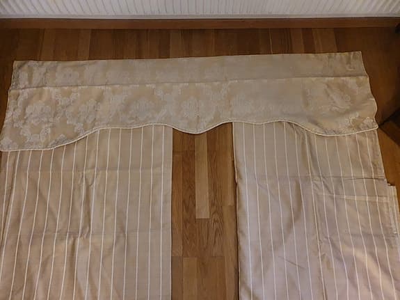 gardinlängder beige med 2st  mönstrade kappor