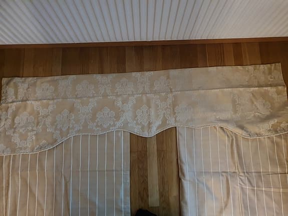 gardinlängder beige med 2st  mönstrade kappor